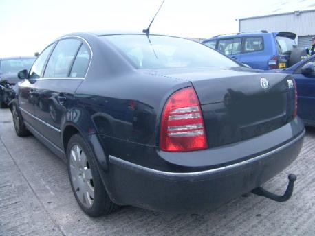 Breaking Skoda Superb  (3U4) 2002 to 2006 - 2.0 8v Petrol 4 Door Saloon