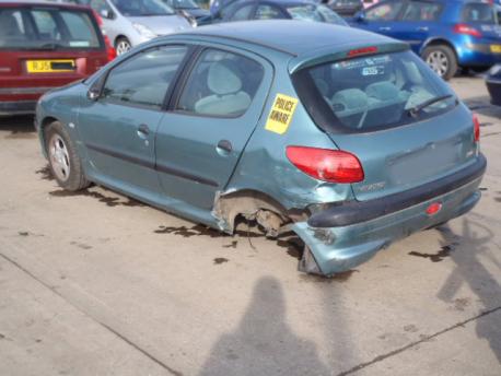 Breaking Peugeot 206  1998 to 2003 - 1.1 8v Petrol 5 Door Hatchback