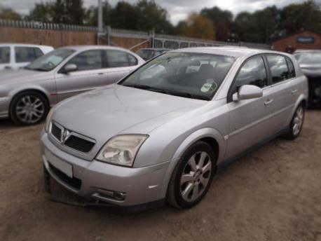 Breaking Vauxhall Signum  2003 to 2005 - 3.0 24v Diesel 5 Door Hatchback